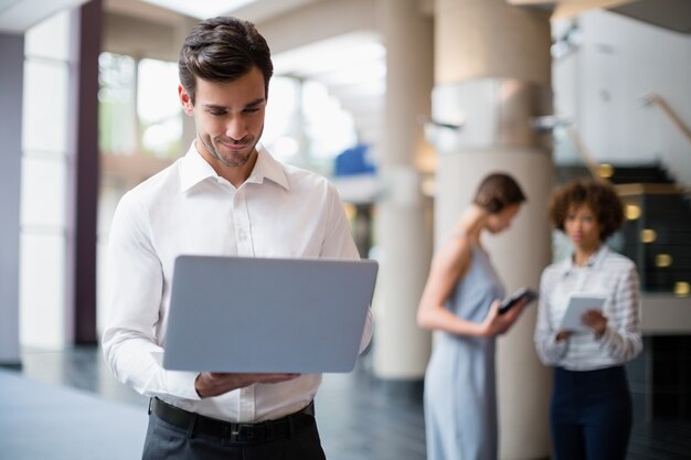 Geschäftsmann mit Laptop