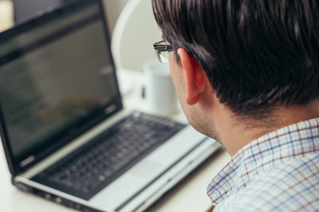 Geschäftsmann mit Laptop