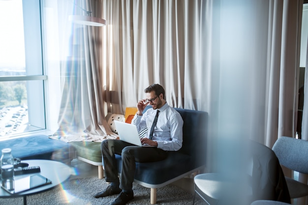 Geschäftsmann mit Laptop.