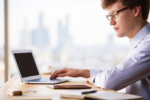 Geschäftsmann mit Laptop