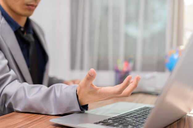 Geschäftsmann mit Notebook-Computer im Büro