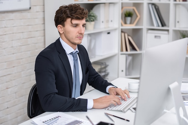 Geschäftsmann mit PC im Büro