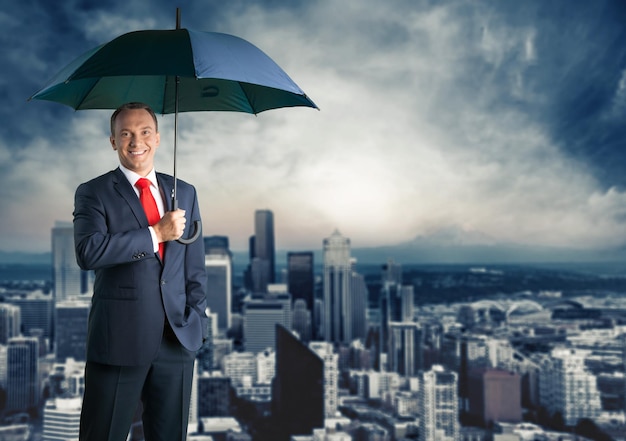 Geschäftsmann mit Regenschirm im Hintergrund