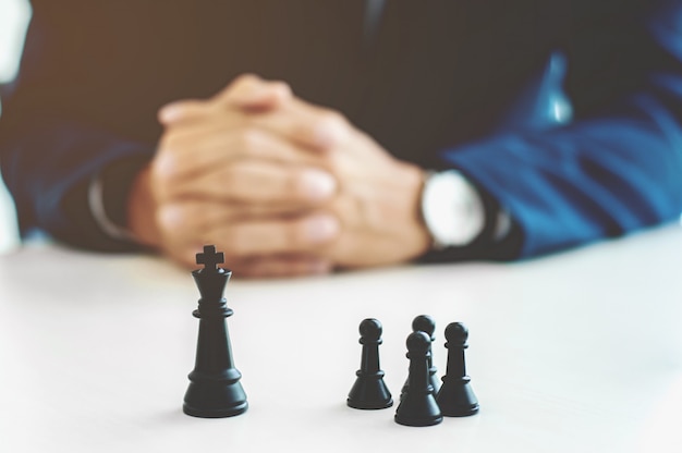 Geschäftsmann mit Schachbüro, Strategie und Wettbewerb