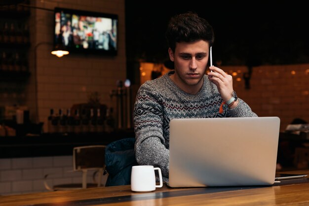 Geschäftsmann mit seinem Laptop im Coffee Shop. Geschäftskonzept.