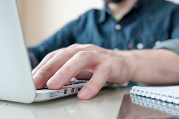 Geschäftsmann mit seinem Laptop