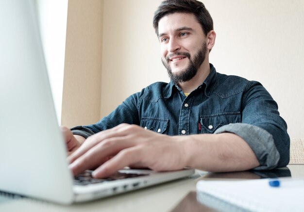 Geschäftsmann mit seinem Laptop