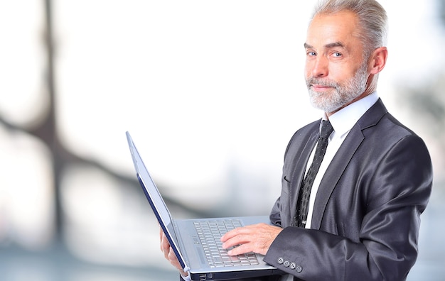 Geschäftsmann mit seinem Laptopt im Büro