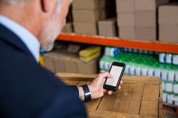 Geschäftsmann mit seinem Smartphone