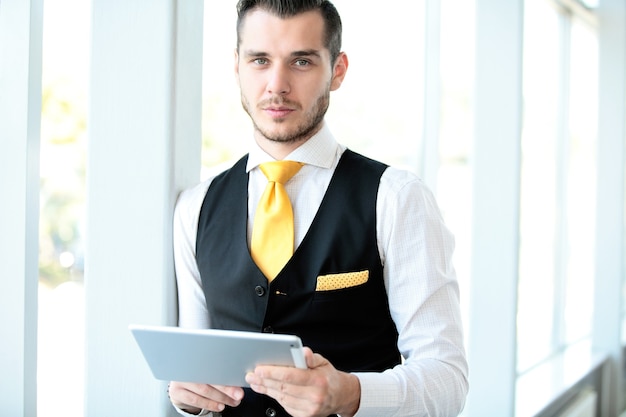 Foto geschäftsmann mit seinem tablet im büro