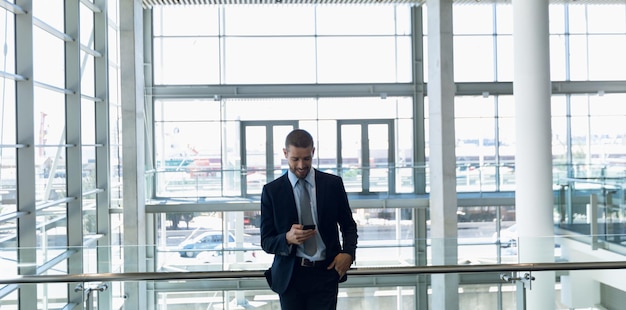 Geschäftsmann mit Smartphone bei der Arbeit