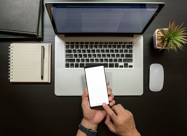 Geschäftsmann mit Smartphone im Büro