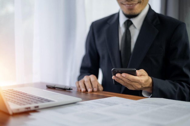 Geschäftsmann mit Smartphone-Mobiltechnologie im Büro