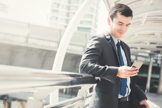 Geschäftsmann mit Smartphone