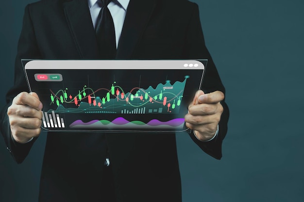 Geschäftsmann mit Statistikdiagramm der Analyse von Börsenfinanzindizes