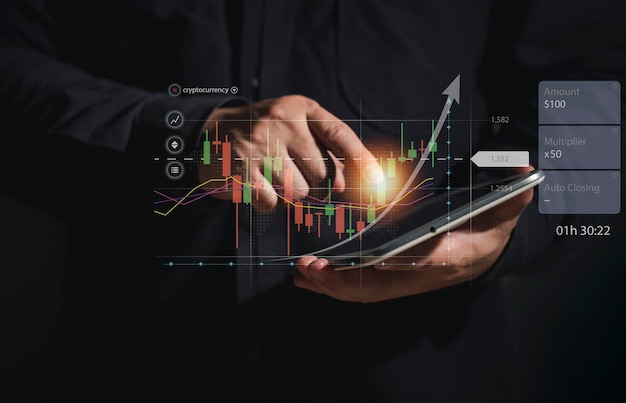 Geschäftsmann mit Tablet Konzept der Verwendung von Diagrammen zur Analyse von Aktienkaufentscheidungen Kryptowährung Ideen für den Handel mit Bitcoin-Aktien