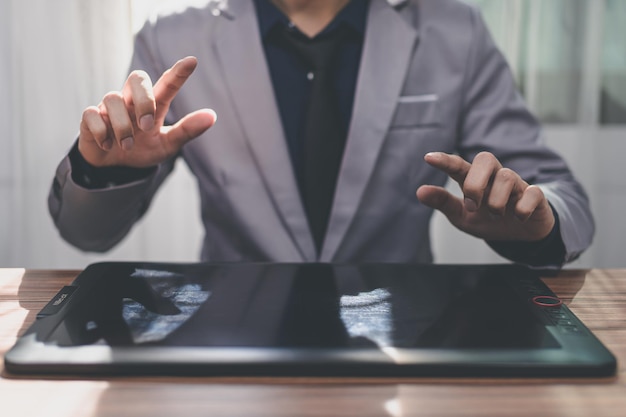 Geschäftsmann mit Tablet-Touchscreen