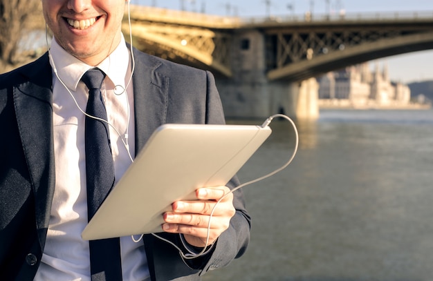 Geschäftsmann mit Tablette