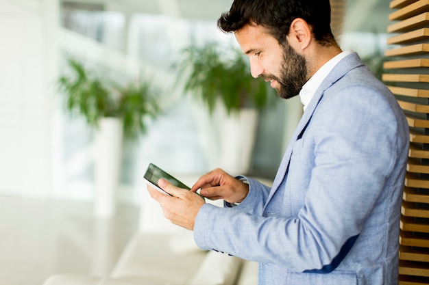 Geschäftsmann mit Tablette