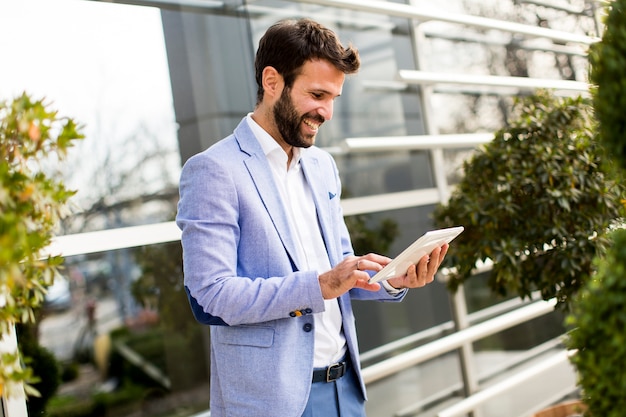 Geschäftsmann mit Tablette