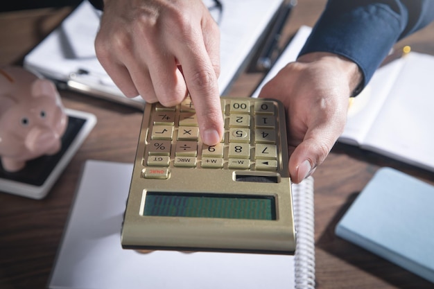 Geschäftsmann mit Taschenrechner Business Accounting