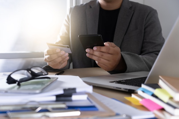 Geschäftsmann mit Telefon Smartphone und Notebook