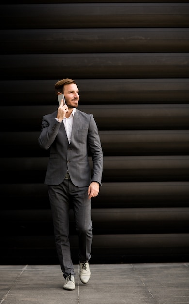 Geschäftsmann mit Telefon