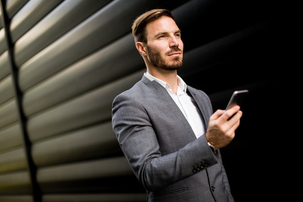 Geschäftsmann mit Telefon