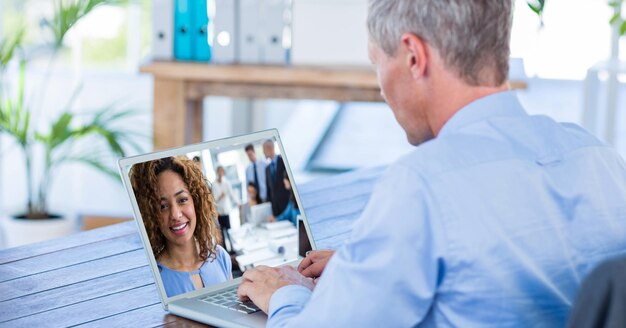 Geschäftsmann mit Videokonferenz mit Kollege auf Laptop