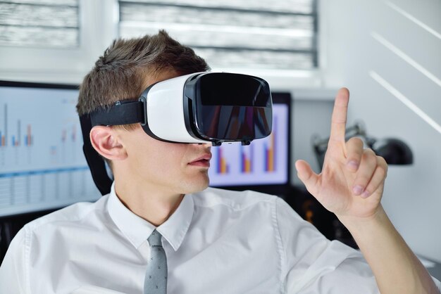 Geschäftsmann mit Virtual-Reality-Brille mit Stock Report