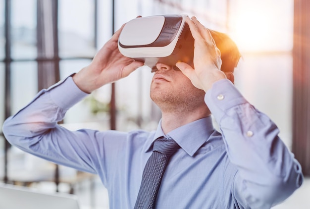 Geschäftsmann mit Virtual-Reality-Headset im Büro