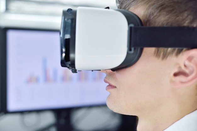 Geschäftsmann mit VR-Brille, die im Büro arbeitet