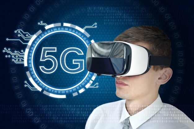 Foto geschäftsmann mit vr-brille und schnittstelle mit 5g-netzwerk-internet-mobilfunkschnittstelle