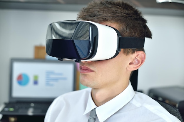 Geschäftsmann mit VR-Brille