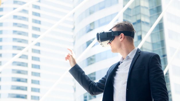 Geschäftsmann mit vr Glas für Smartphone-Stand im Freien