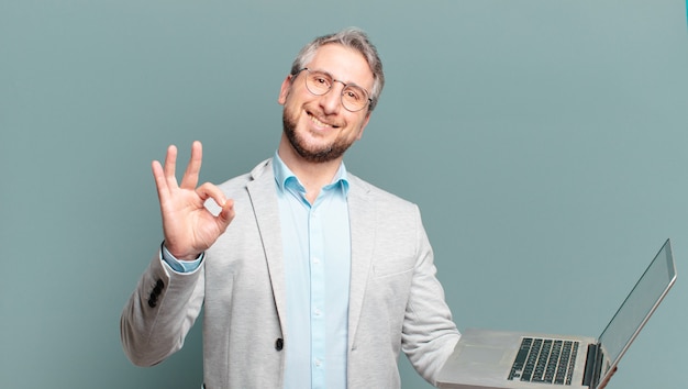 Geschäftsmann mittleren Alters mit einem Laptop