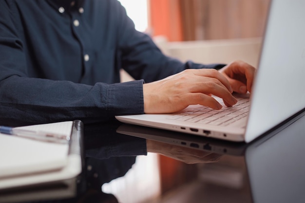 Geschäftsmann oder Student mit Laptop zu Hause