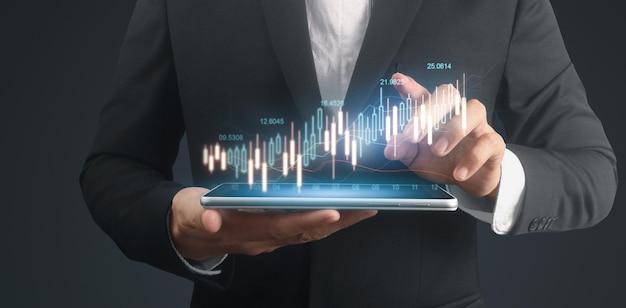 Geschäftsmann plant das Wachstum des Diagramms und die Erhöhung der positiven Diagrammindikatoren in seinem Businesstablet in der Hand