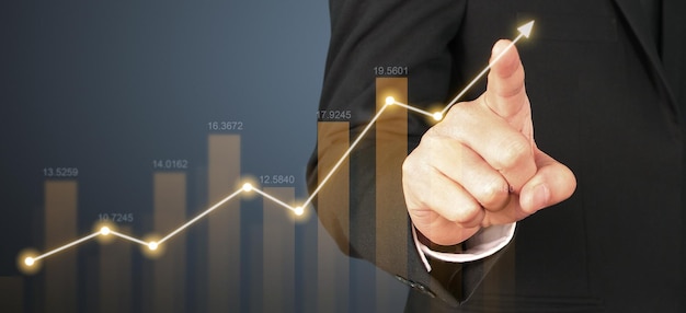 Geschäftsmann plant das Wachstum des Diagramms und die Erhöhung des Diagramms