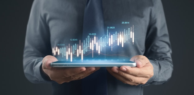 Geschäftsmann plant Diagrammwachstum und Zunahme der positiven Diagrammindikatoren in einer Tablette in seiner Hand