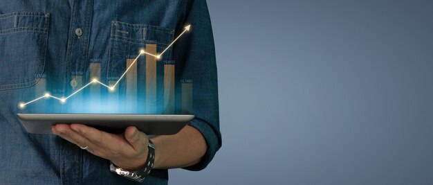 Geschäftsmann plant Wachstum des Diagrammwachstums von positiven Diagrammindikatoren auf dem Tablet in der Hand