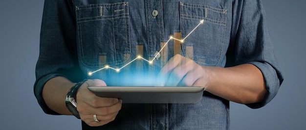 Geschäftsmann plant Wachstum des Diagrammwachstums von positiven Diagrammindikatoren auf dem Tablet in der Hand