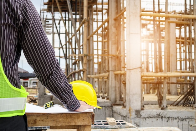 Geschäftsmann professioneller Ingenieur Arbeiter auf der Baustelle des Hausbaus mit Blaupause