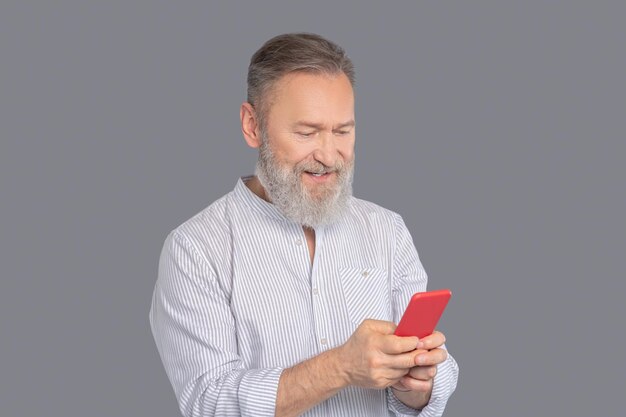 Geschäftsmann. Reifer Mann mit einem Smartphine in der Hand