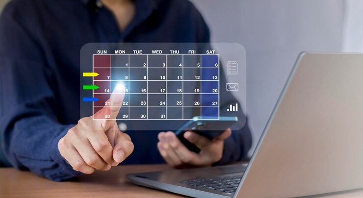 Geschäftsmann setzt Tagesordnung auf Kalender als Terminplanungskonzept