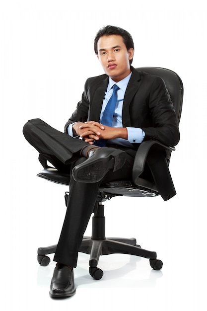Geschäftsmann sitzt auf Bürostuhl
