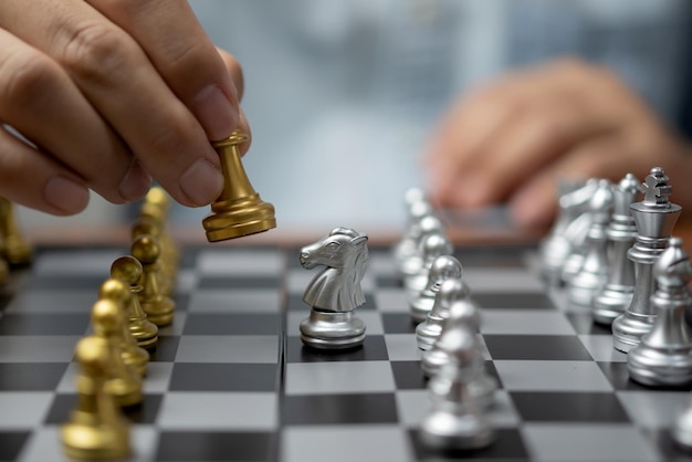 Geschäftsmann spielen auf Schachbrettspiel für Ideen und Wettbewerb und Strategieerfolg Geschäftswettbewerb Planung Teamarbeit Management oder Führungskonzept