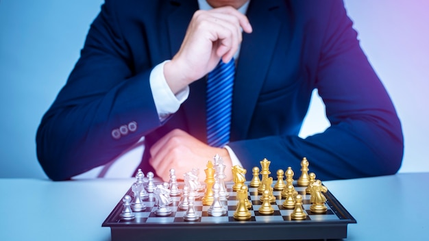 Geschäftsmann spielt Schach, Strategiekonzept der Unternehmensführung