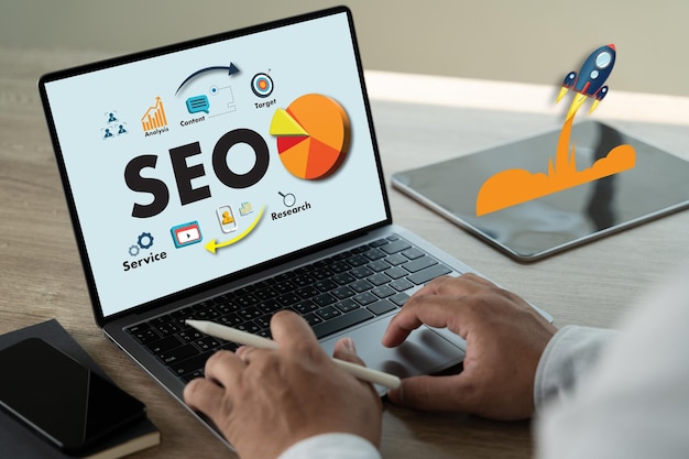 Geschäftsmann sucht nach Laptop-Optimierung für SEO-Suchmaschinenoptimierung