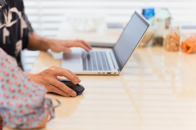 Geschäftsmann-Teamwork-Hand mit Maus-Workon-Laptop bei Konferenz-Online-Meeting